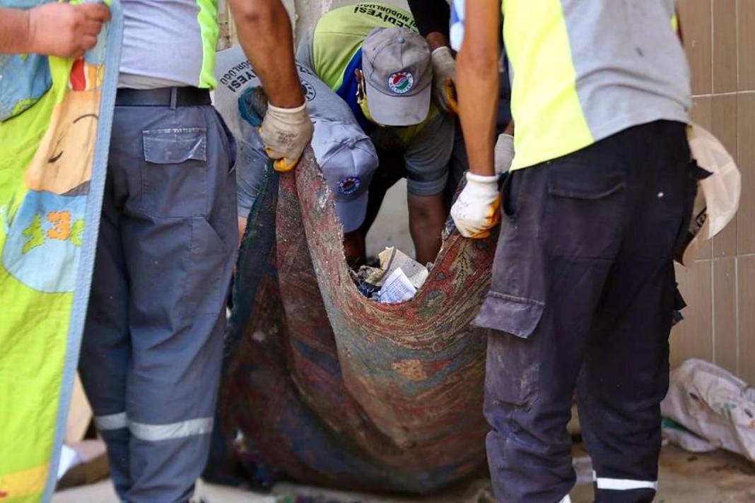 Kamyonlar yetmedi: Çöp partisi sona erdi! Apartmandan çıkanlar hayrete düşürdü 15